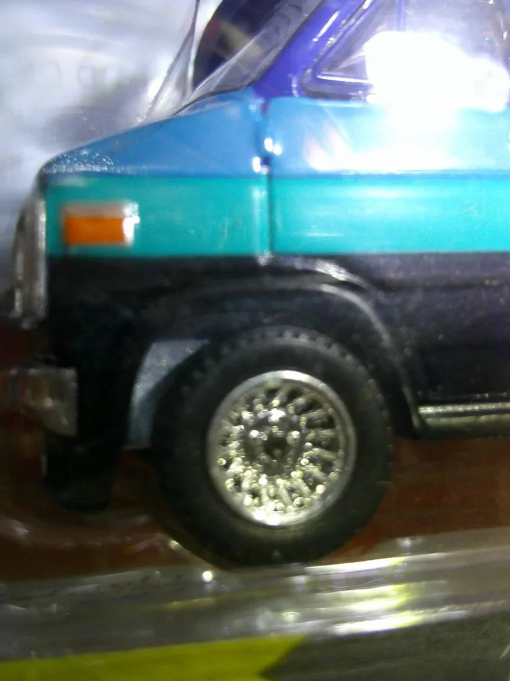 1:64 Greenlight Hobby Shop Series 3 ~ 1981 GMC Vandura Custom w Backpacker NIP